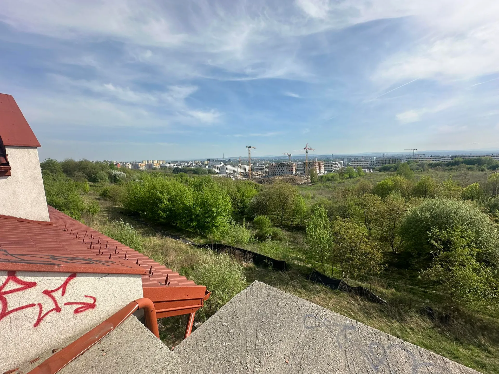 Zdjęcie opuszczonego miejsca: Niedokonczone bloki na gorce narodowej