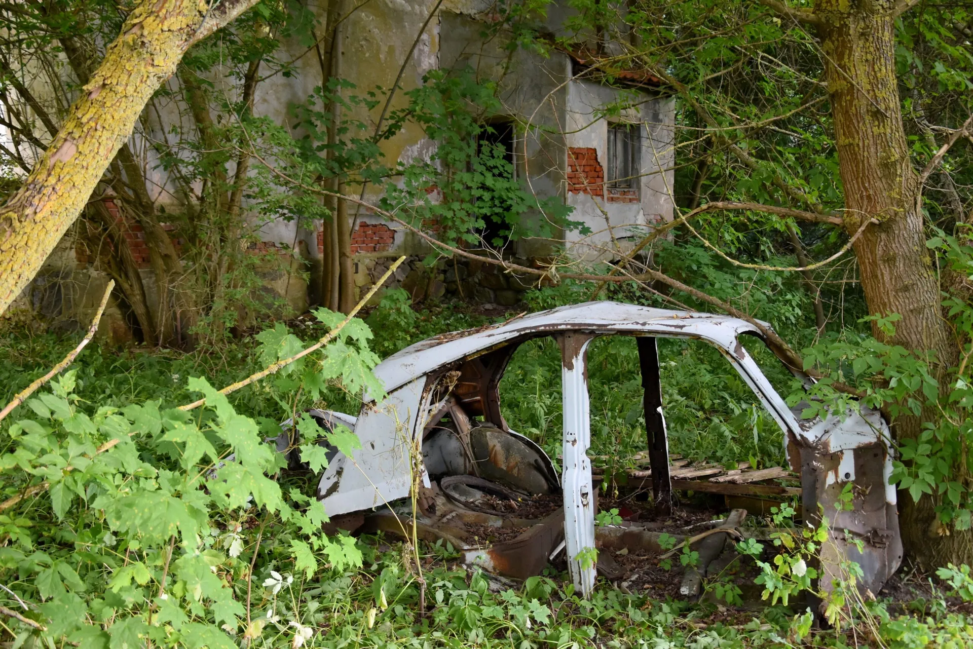 Zdjęcie opuszczonego miejsca: Ruiny dworu Długosze z 1857 roku rodziny Lebesius