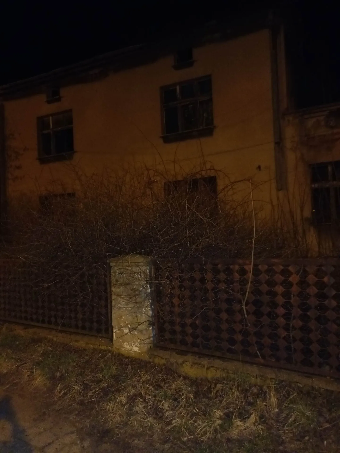 Zdjęcie opuszczonego miejsca: Opuszczony dom z komendą policji