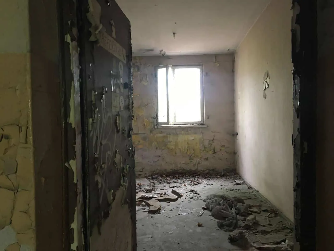 Zdjęcie opuszczonego miejsca: Dwa niewielkie budynki, ruiny i mały komin z drabiną