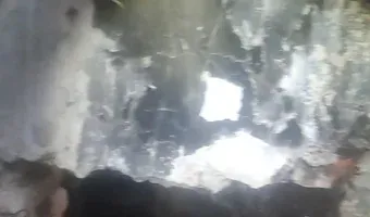 Zdjęcie opuszczonego miejsca: Niedokończony dom ze starym melexem