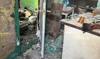 Zdjęcie opuszczonego miejsca: Opuszczony dom z przyczepą campingową