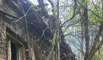Zdjęcie opuszczonego miejsca: Opuszczony blok obok kładki z wagonami