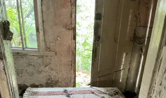 Zdjęcie opuszczonego miejsca: Opuszczony spalony dom z pozostałościami.