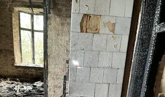 Zdjęcie opuszczonego miejsca: Opuszczony spalony dom z pozostałościami.