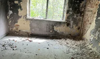 Zdjęcie opuszczonego miejsca: Opuszczony spalony dom z pozostałościami.