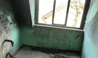 Zdjęcie opuszczonego miejsca: Opuszczony spalony dom z pozostałościami.
