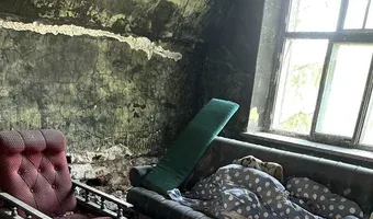 Zdjęcie opuszczonego miejsca: Opuszczony spalony dom z pozostałościami.