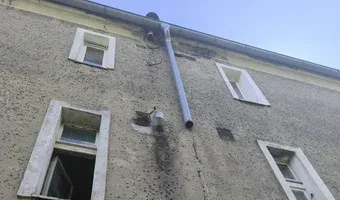 Zdjęcie opuszczonego miejsca: Częściowo opuszczona kamienica.