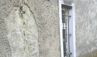 Zdjęcie opuszczonego miejsca: Częściowo opuszczona kamienica.