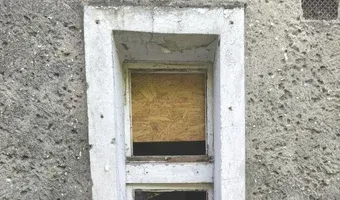Zdjęcie opuszczonego miejsca: Częściowo opuszczona kamienica.