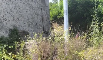 Zdjęcie opuszczonego miejsca: Częściowo opuszczona kamienica.
