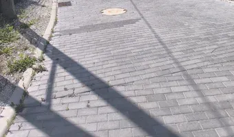 Zdjęcie opuszczonego miejsca: Częściowo opuszczona kamienica.