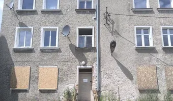 Zdjęcie opuszczonego miejsca: Częściowo opuszczona kamienica.