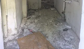 Zdjęcie opuszczonego miejsca: Częściowo opuszczona kamienica.
