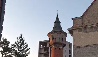 Zdjęcie opuszczonego miejsca: Opuszczona wieża ciśnień z niedokończoną dobudowa