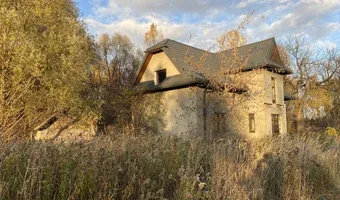 Zdjęcie opuszczonego miejsca: Niedokończony domek z stodołą