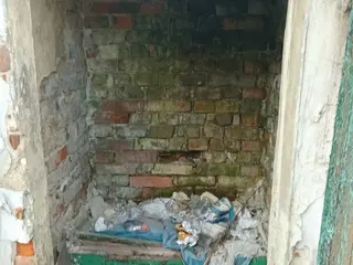 Miniatura: Opuszczony biały domek
