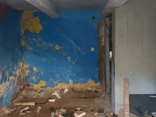 Miniatura: Opuszczony biały domek