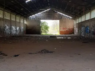 Miniatura: Puszczony hangar
