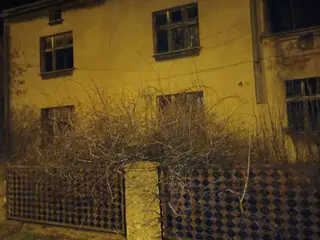 Miniatura: Opuszczony dom z komendą policji