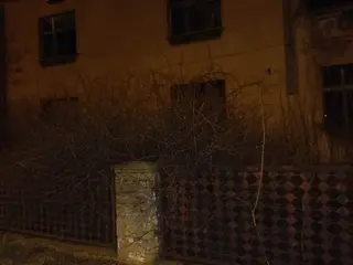 Miniatura: Opuszczony dom z komendą policji