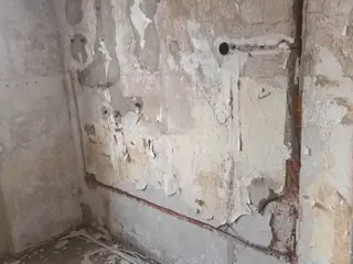 Miniatura: Opuszczony dom z komendą policji