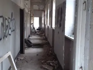 Miniatura: opuszczona przychodnia wojskowa