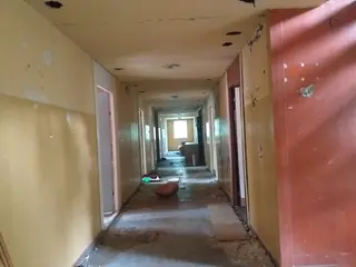 Miniatura: Opuszczony hotel z wyposażeniem