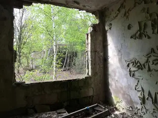 Miniatura: Dwa niewielkie budynki, ruiny i mały komin z drabiną